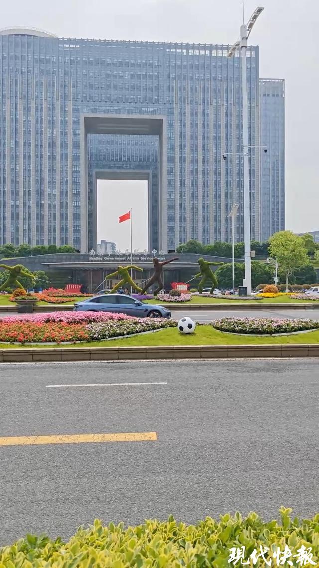 九游体育APP官方下载-18小时长效保洁、网红“布布鸭”惊喜亮相，苏超南京主场“颜值”有保障